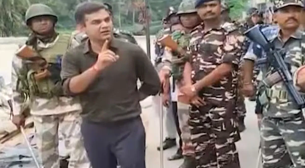 IPS officer Ajay Pal Sharma warning TMC candidate Jahangir Khan during West Bengal election campaign