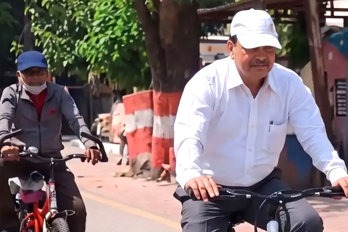 Madhya Pradesh High Court judge D.D. Bansal riding a bicycle to court after PM Modi’s fuel-saving appeal.