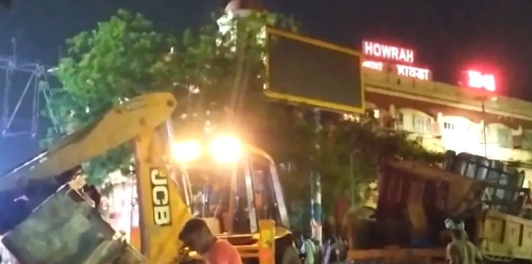 Howrah Bulldozer Drive Removes Illegal Roadside Shops